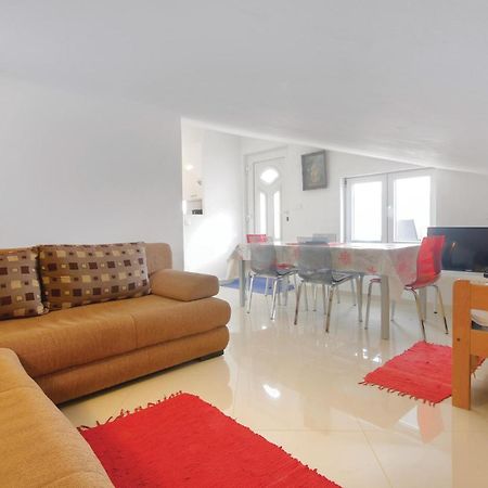 Cozy Apartment In Medulin With Kitchen Exteriör bild